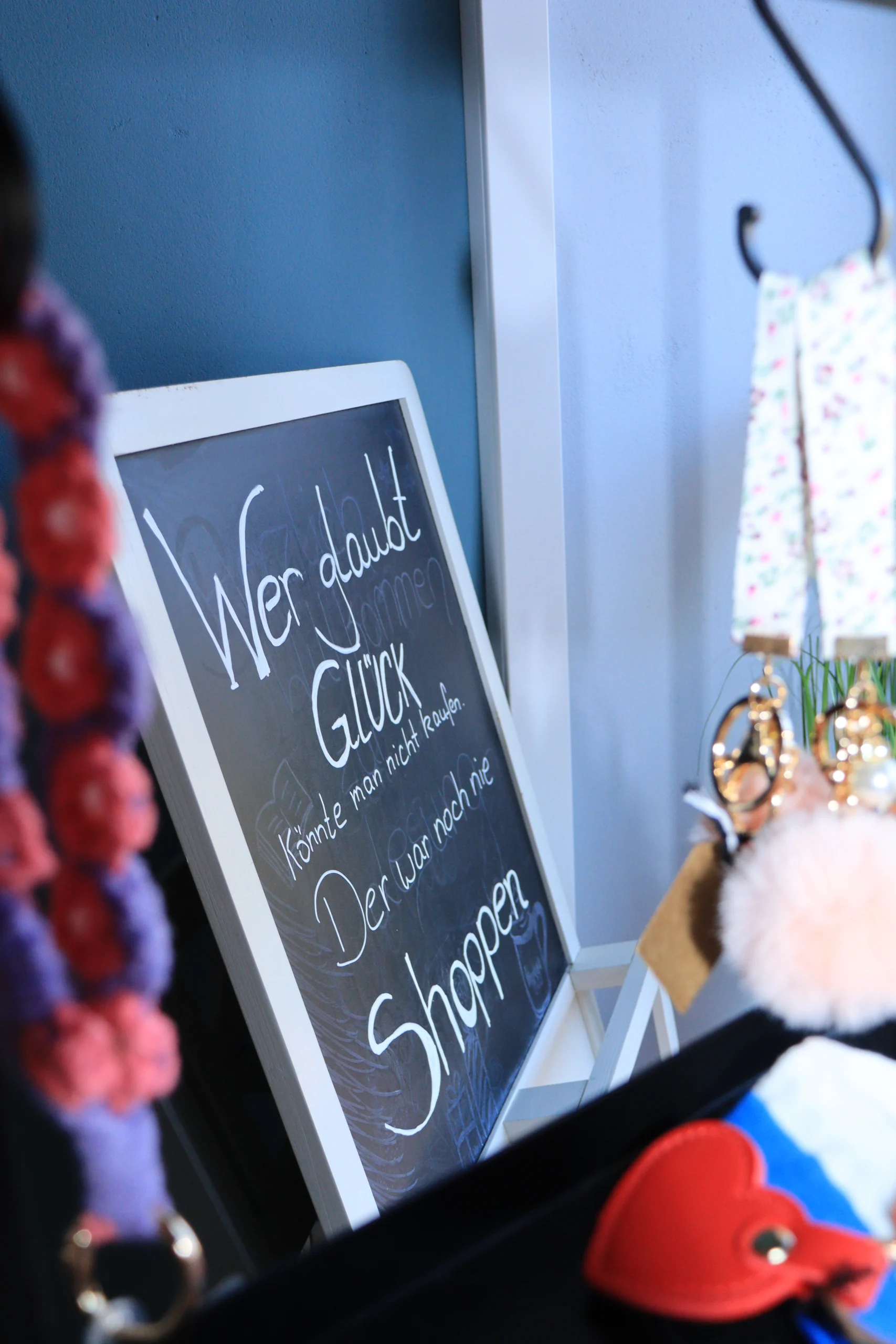 Tafel mit dem Zitat „Wer glaubt, Glück könnte man nicht kaufen, der war noch nie shoppen“ im Laden von Cindys Frauenzimmer in Bispingen.