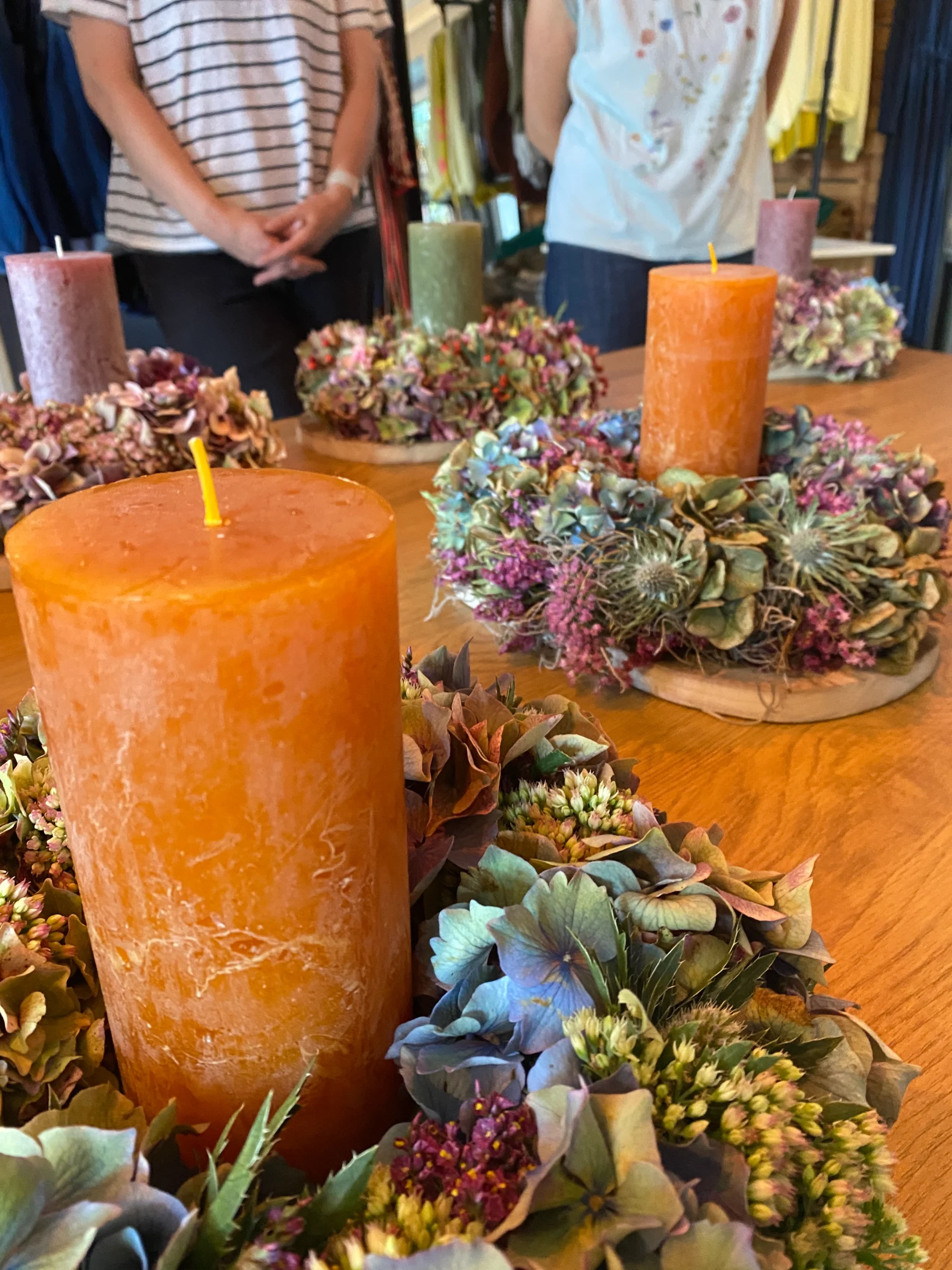 Floraler Dekokranz mit Kerze bei Event in Cindys Frauenzimmer Bispingen