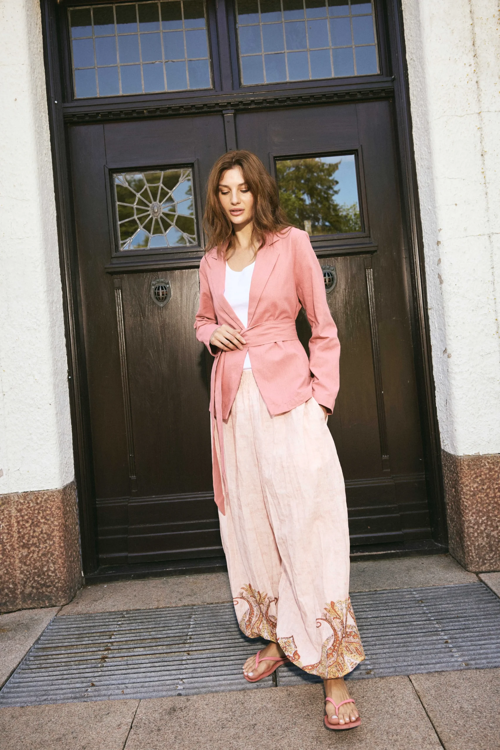 Eleganter Sommerlook mit rosa Blazer und Rock bei Cindys Frauenzimmer Schneverdingen