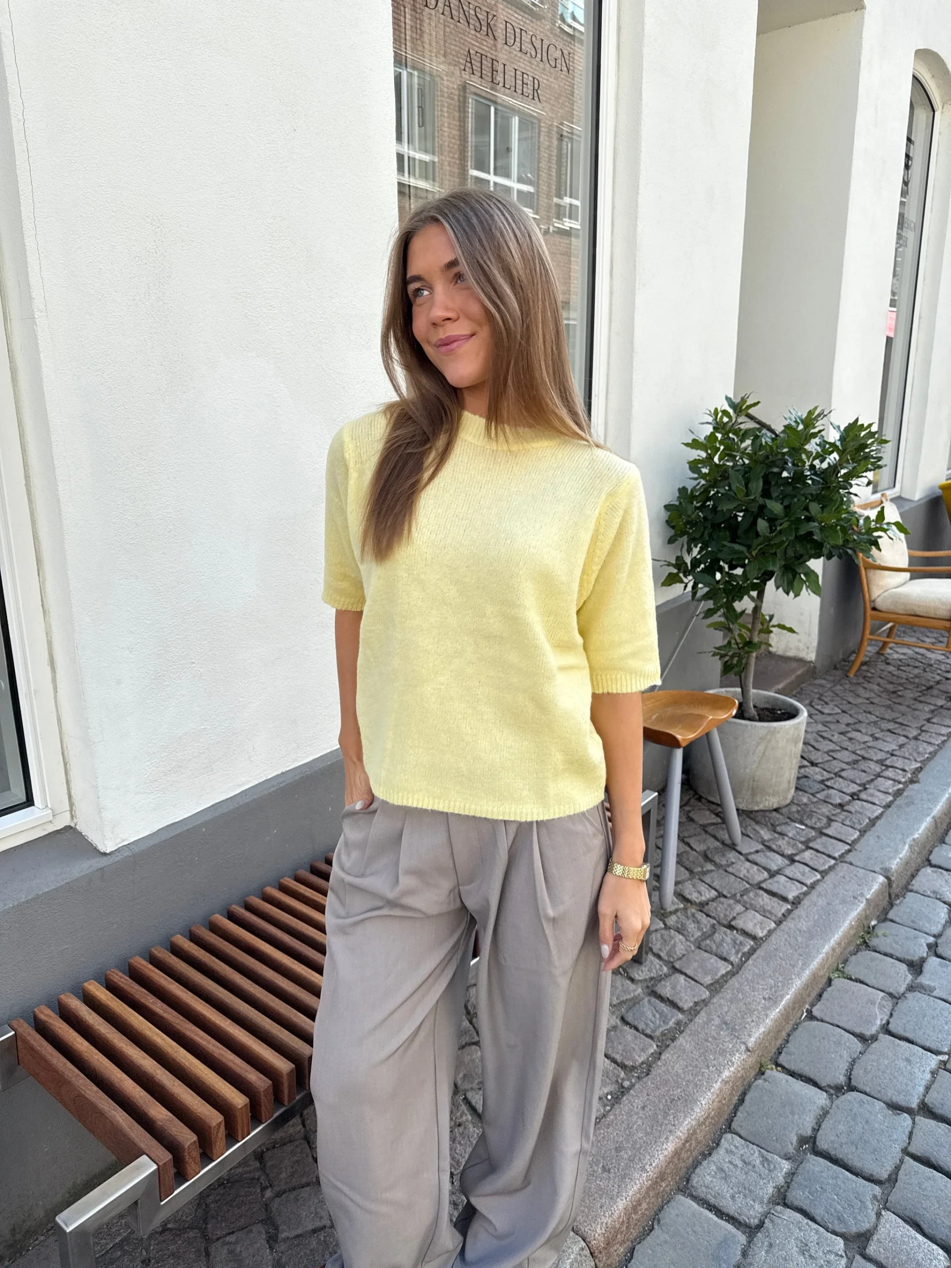 Sommerlook mit gelbem Oberteil und weiter Hose bei Cindys Frauenzimmer Schneverdingen