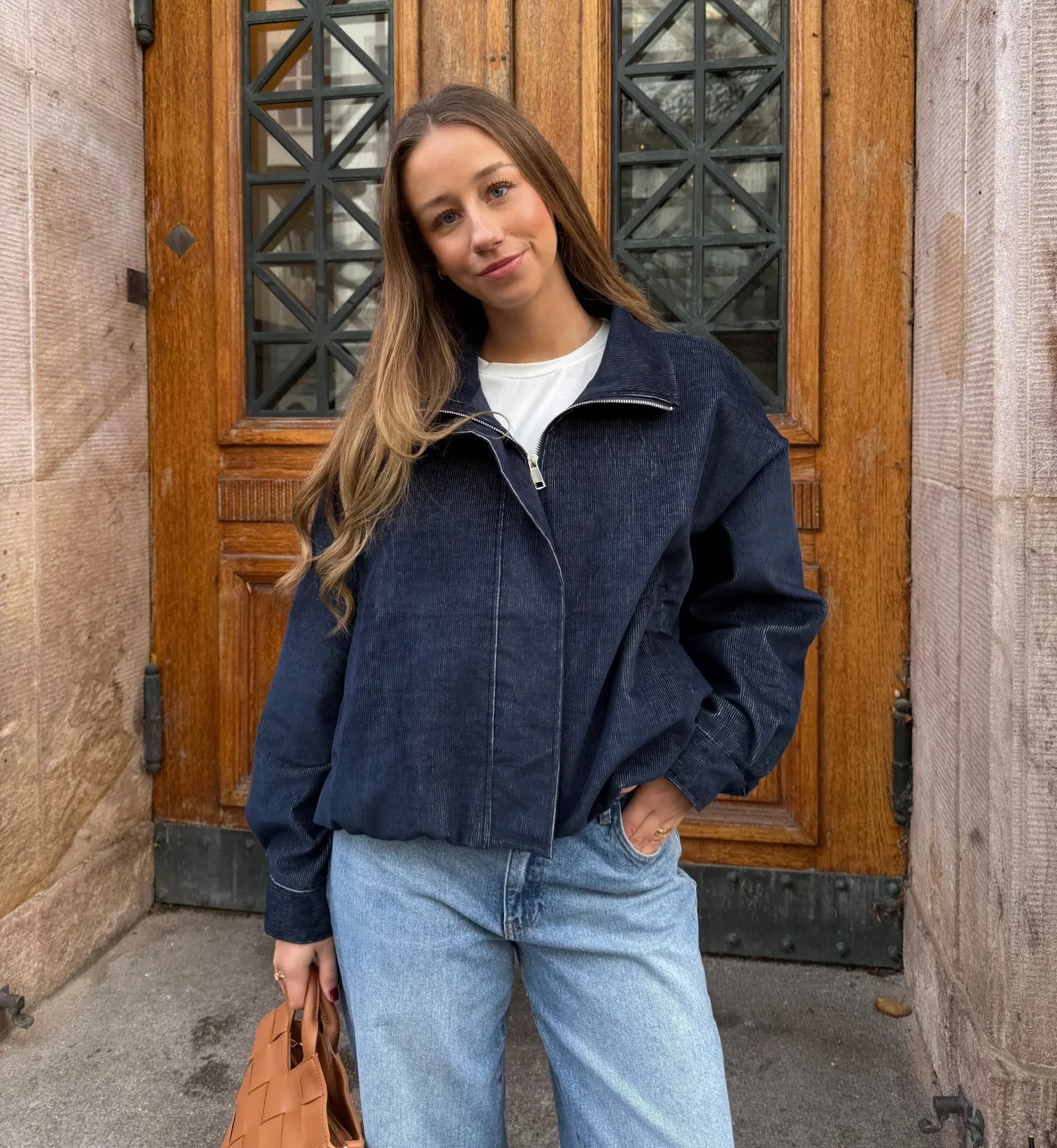 Moderne Frühjahrsmode mit Denim und Jacke bei Cindys Frauenzimmer Laden in Schneverdingen